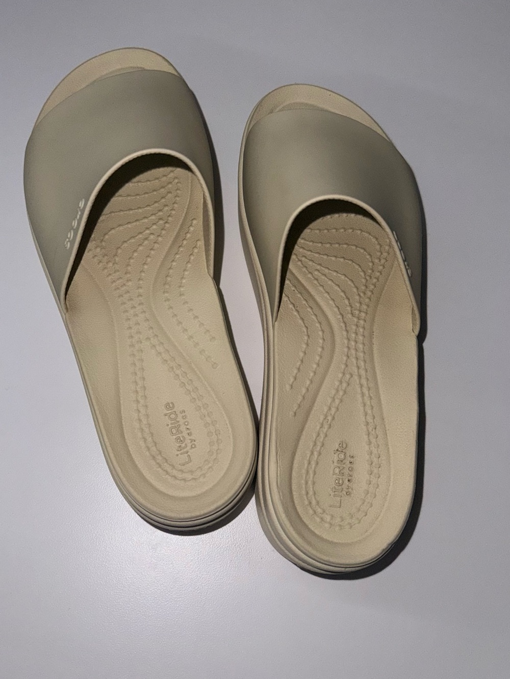 CROCS Women’s Size 7  Platform Sandals in Light Beige
